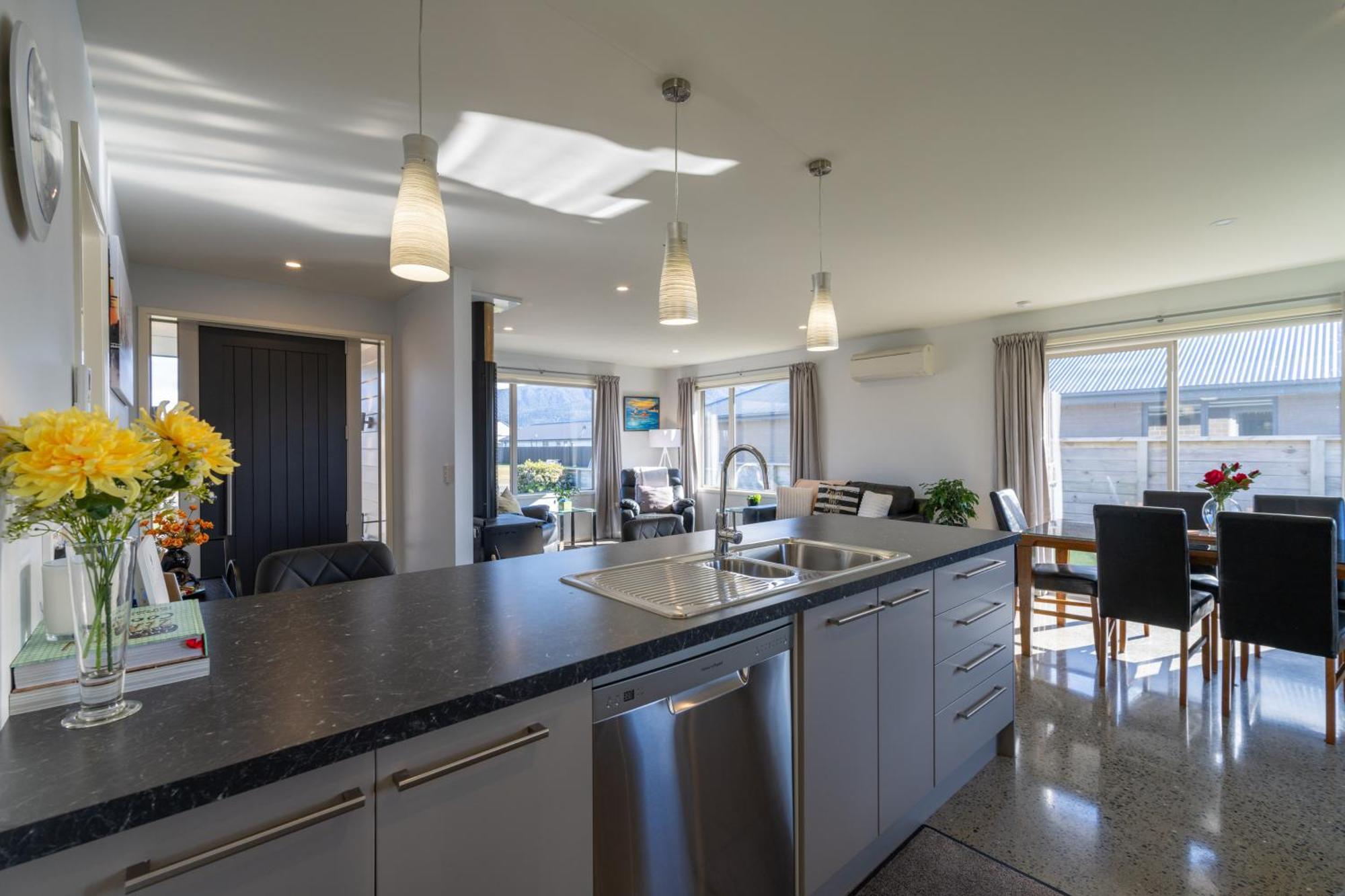 Cozy Haven - Te Anau Holiday Home Exterior photo
